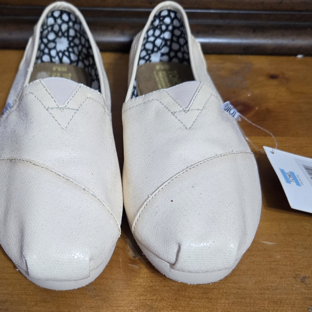 Toms Cream Canvas Flats with Diagonal Stitching